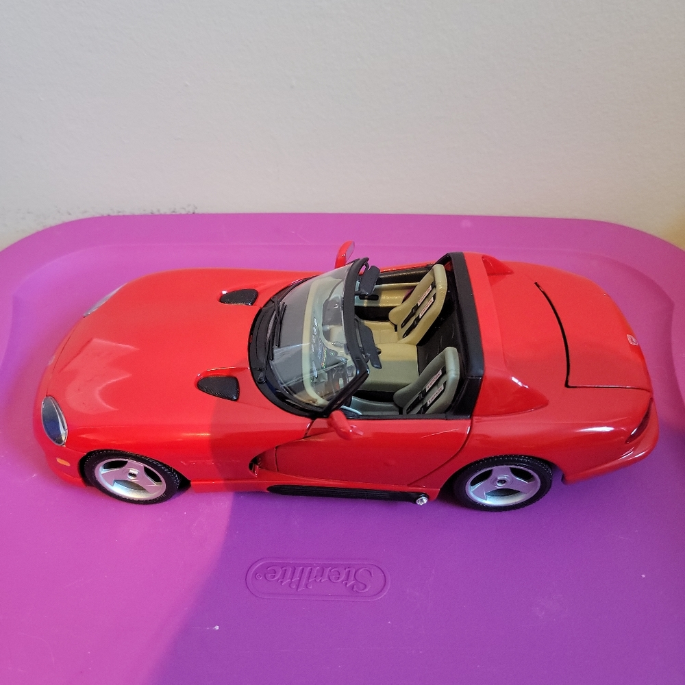 Burago Dodge Viper RT/10 Die-cast Car